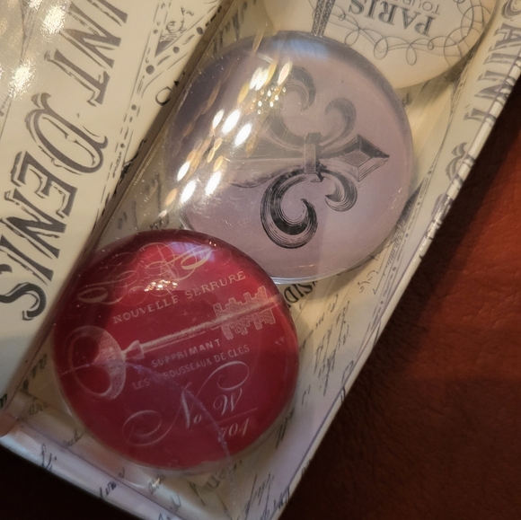 NWT! Set of 2 Paris Themed Magnets! - Picture 5 of 7